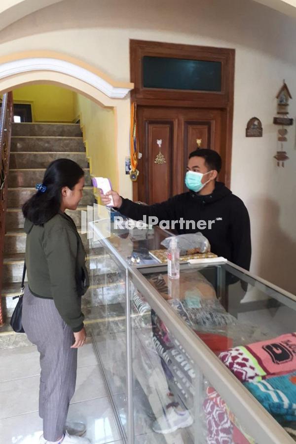 Bromo Indah Lestari Homestay Mitra Reddoorz Pasuruan Exterior photo